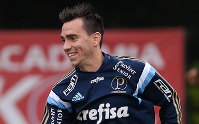 Mouche treina na folga e luta para conquistar seu espaço no Palmeiras