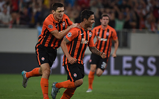 Marlos comemora mais um gol e classificação para a fase de grupos da Liga dos Campeões