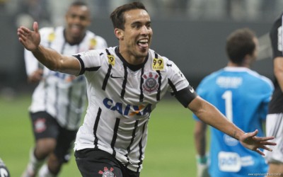 Artilheiro do Corinthians no Brasileiro, Jadson participará de sessão de autógrafos em loja do clube