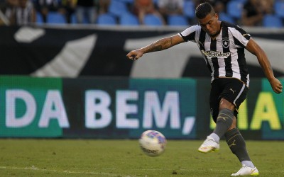 Carleto pede foco total para Botafogo garantir o retorno à Série A o quanto antes