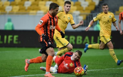 Marlos marca um gol, dá três assistências e comanda o Shakhtar no massacre sobre o Metalist