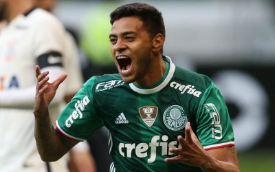 Maior garçom do Campeonato Brasileiro, Cleiton Xavier reencontra vítima de seu gol em 2015
