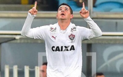 Gol e assistência contra o Grêmio reforçam a importância de Diego Renan no Vitória