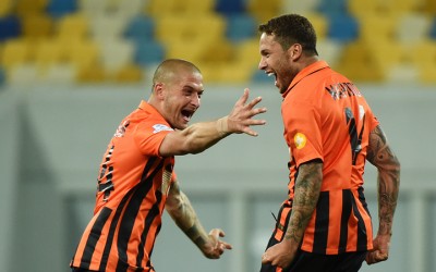 Marlos marca belo gol em virada heroica do Shakhtar sobre o Karpaty e time mantém 100% de aproveitamento no Ucraniano