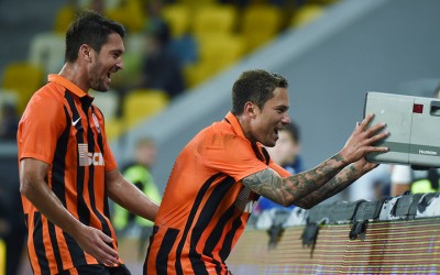 Com gol de Marlos, Shakhtar vence e se classifica para a fase de grupos da Liga Europa