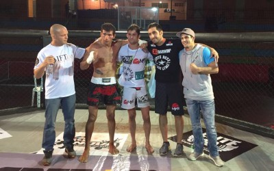 Com os companheiros de equipe Felipe Sertanejo e Thomas Almeida no córner, Allan Puro Osso volta a vencer após um ano e meio longe dos combates