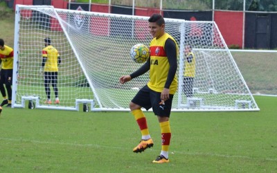 Vice-artilheiro do Vitória na temporada, Diego Renan prega respeito ao Corinthians, mas acredita que a equipe pode vencer o rival novamente