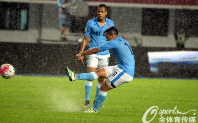 Com assistências de Jadson, Tianjin goleia time de Seedorf e assume a liderança na China