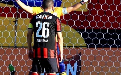 Com dez pênaltis batidos na temporada e 90% de aproveitamento, Diego Renan “rouba” posto geralmente dado aos atacantes e é o homem de confiança do Vitória na marca da cal