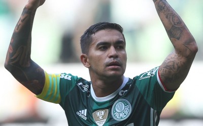 Vice-artilheiro do Palmeiras em clássicos, Dudu reencontra rival que mais sofreu gols do atacante e espera que equipe vença o Santos pela primeira vez no ano: “Momento perfeito”