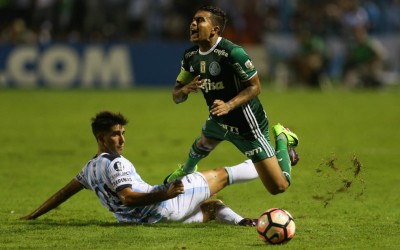 Melhor jogador da partida contra o Tucumán, Dudu participa de quase 70% dos gols do Palmeiras na temporada