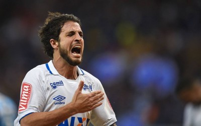 Herói da classificação do Cruzeiro para final da Copa do Brasil, Hudson doa camisa e faz campanha para ajudar crianças com necessidades especiais