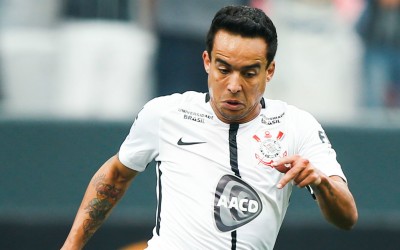 Jogadores do Corinthians leiloam camisas em apoio à AACD