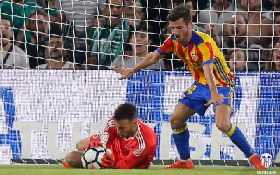 Neto comemora primeiro pênalti defendido pelo Valencia e campanha invicta da equipe no Espanhol