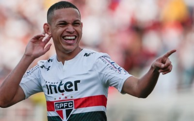 Marcos Guilherme leiloa camisa de golaço em clássico contra o Santos em prol do GRAACC