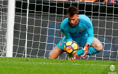 Após sétima vitória seguida do Valencia no Espanhol, goleiro Neto fala sobre os recordes históricos do clube: “Muito bom viver esse importante momento na carreira”