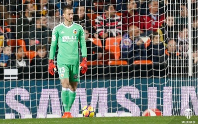 Responsável por “milagre”, goleiro Neto comemora grande atuação e triunfo que mantém Valencia na perseguição ao Barcelona