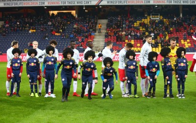 Homenageado pelas crianças, André Ramalho reestreia com gol e garante vitória nos acréscimos do RB Salzburg em seu 100º jogo pelo clube austríaco