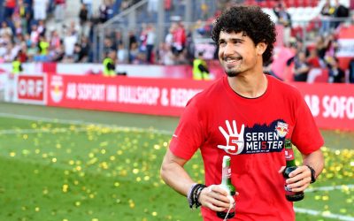 André Ramalho comemora título em sua volta ao RB Salzburg, a sua quinta taça pelo clube