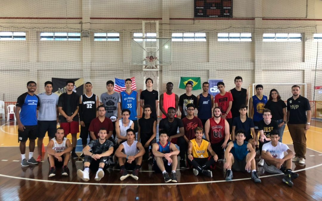 Em busca da chance de jogar basquete e estudar nos Estados Unidos jovens lotam evento em Brasília