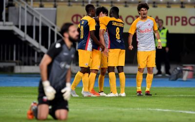 André Ramalho comemora classificação do Salzburg para o último playoff da Champions League