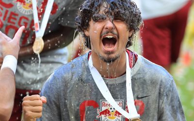 Ídolo do Red Bull Salzburg, André Ramalho comemora conquista da Copa da Áustria, seu sexto título oficial pelo clube