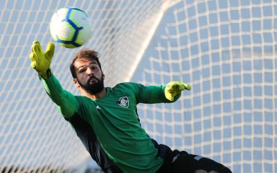 Goleiro com melhor média de defesas difíceis no Brasileiro, Muriel pede foco para Fluminense vencer o Corinthians e sair da zona do rebaixamento