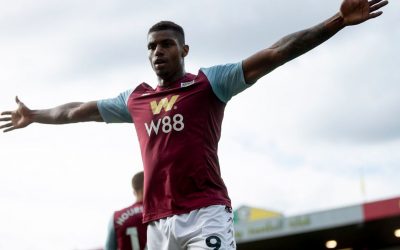 Sob olhares do príncipe William, Wesley brilha com dois gols e uma assistência em vitória do Aston Villa, ultrapassa Firmino e já é o brasileiro que mais marcou na atual edição da Premier League