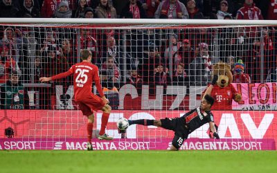 Wendell salva bola em cima da linha e comemora sua primeira vitória no Leverkusen sobre o Bayern de Munique na Allianz Arena