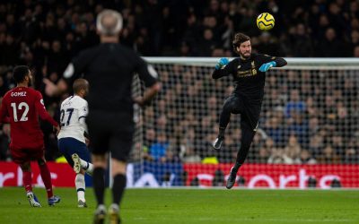 Liverpool conta com mais uma atuação segura de Alisson para vencer o Tottenham e manter campanha incrível na Premier League