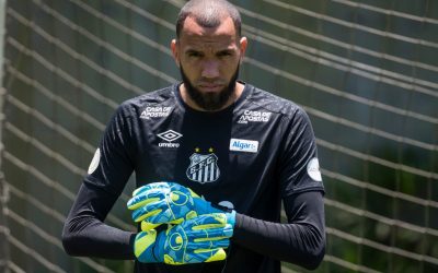 Identificado com o Santos, Everson completará 50 jogos pelo clube justamente diante do adversário de estreia pelo Peixe