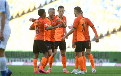 Marlos brilha na volta do Ucraniano, marca dois gols em vitória do Shakhtar sobre o arquirrival Dínamo de Kiev e deixa time bem próximo de mais um título nacional