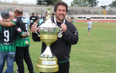 Fernando Marchiori é eleito o melhor técnico da história do Maringá