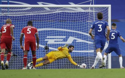 Alisson pega pênalti, brilha na vitória do Liverpool sobre o Chelsea pela Premier League e segue invicto contra a equipe de Londres