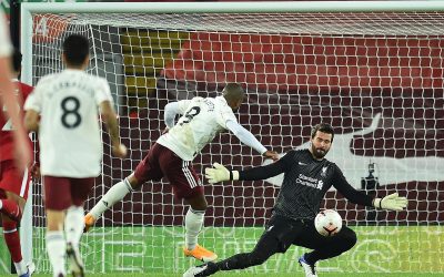 Alisson brilha, ajuda Liverpool a vencer clássico contra o Arsenal e clube mantém 100% na Premier Legue