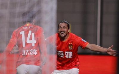 Agora chamado de Luo Guofu, Aloisio “Boi Bandido” marca gol, dá assistência e é eleito o melhor em campo em seu primeiro jogo como titular pelo Guangzhou Evegrande