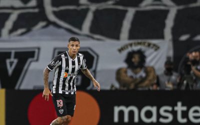 Em meio ao frio extremo, Guilherme Arana doa cobertores e alimentos a moradores em situação de rua em São Paulo. Jogador do Galo também está promovendo ação para a entrega de roupas