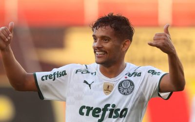 Palmeirense com mais participações em gols em 2021 e responsável por quase metade dos tentos do time no Brasileiro, Gustavo Scarpa vive a expectativa de completar 150 jogos pelo clube em clássico contra o Santos: “Extremamente feliz”