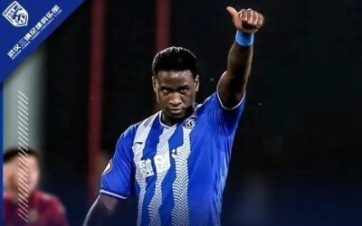 Ninguém segura o grandalhão! Com direito a gol de chaleira, Markão marca duas vezes, chega a seis bolas na rede nos últimos cinco jogos e ajuda o Wuhan Three Towns a vencer outra vez na China