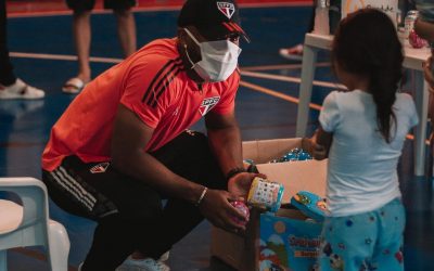 Luan, do São Paulo, volta ao Morro Doce, periferia onde cresceu, para distribuir brinquedos em celebração ao Dia das Crianças: “Sei que esse simples gesto faz toda a diferença”