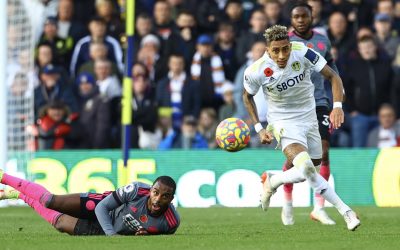 Brasileiro com mais bolas na rede na Premier League e dono dos principais números ofensivos do Leeds, Raphinha marca belo gol de falta e homenageia Marília Mendonça