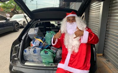 Em companhia de sua avó, Luan, do São Paulo, se veste de papai noel para fazer a alegria dos moradores da Brasilândia