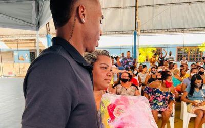 Jean Lucas, do Monaco, passa Natal no Rio e doa três toneladas de alimentos para famílias carentes em bairro onde cresceu