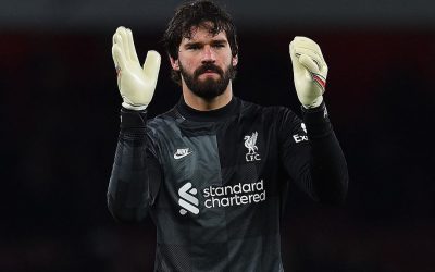 Com direito a grande defesa de Alisson em momento decisivo do clássico, Liverpool vence o Arsenal, cola no líder City e só depende de si para ser campeão da Premier League