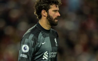 Alisson vibra com goleada do Liverpool sobre o Manchester United, liderança provisória do Inglês e comenta homenagem da torcida a CR7