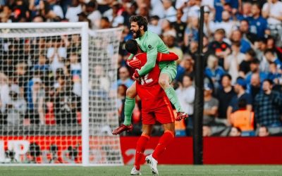 Herói na disputa por pênaltis, Alisson vibra com título da Copa da Inglaterra, sua quinta taça pelo Liverpool, e já mira novas decisões: “Muito feliz e focado em ajudar o clube a conseguir mais conquistas”