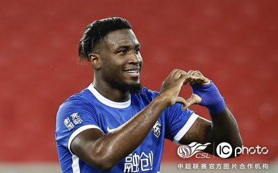Markão balança as redes mais duas vezes, ultrapassa barreira dos 50 gols no futebol chinês e comanda Wuhan Three Towns em nova goleada na Superliga