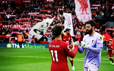 Sintonia afinada! Alisson dá mais uma assistência para Salah e vibra com atuação decisiva em vitória do Liverpool no clássico contra o Manchester City