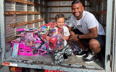 Luan, meio-campista do São Paulo, visita o Morro Doce, periferia onde passou sua infância, para distribuir brinquedos no Dia das Crianças: “É sempre uma alegria arrancar sorrisos dessa garotada”