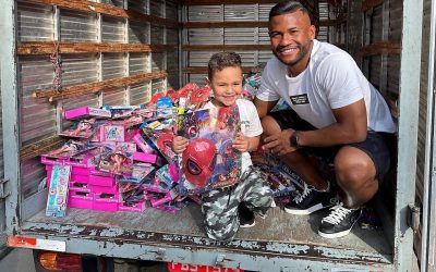 Luan, meio-campista do São Paulo, visita o Morro Doce, periferia onde passou sua infância, para distribuir brinquedos no Dia das Crianças: “É sempre uma alegria arrancar sorrisos dessa garotada”